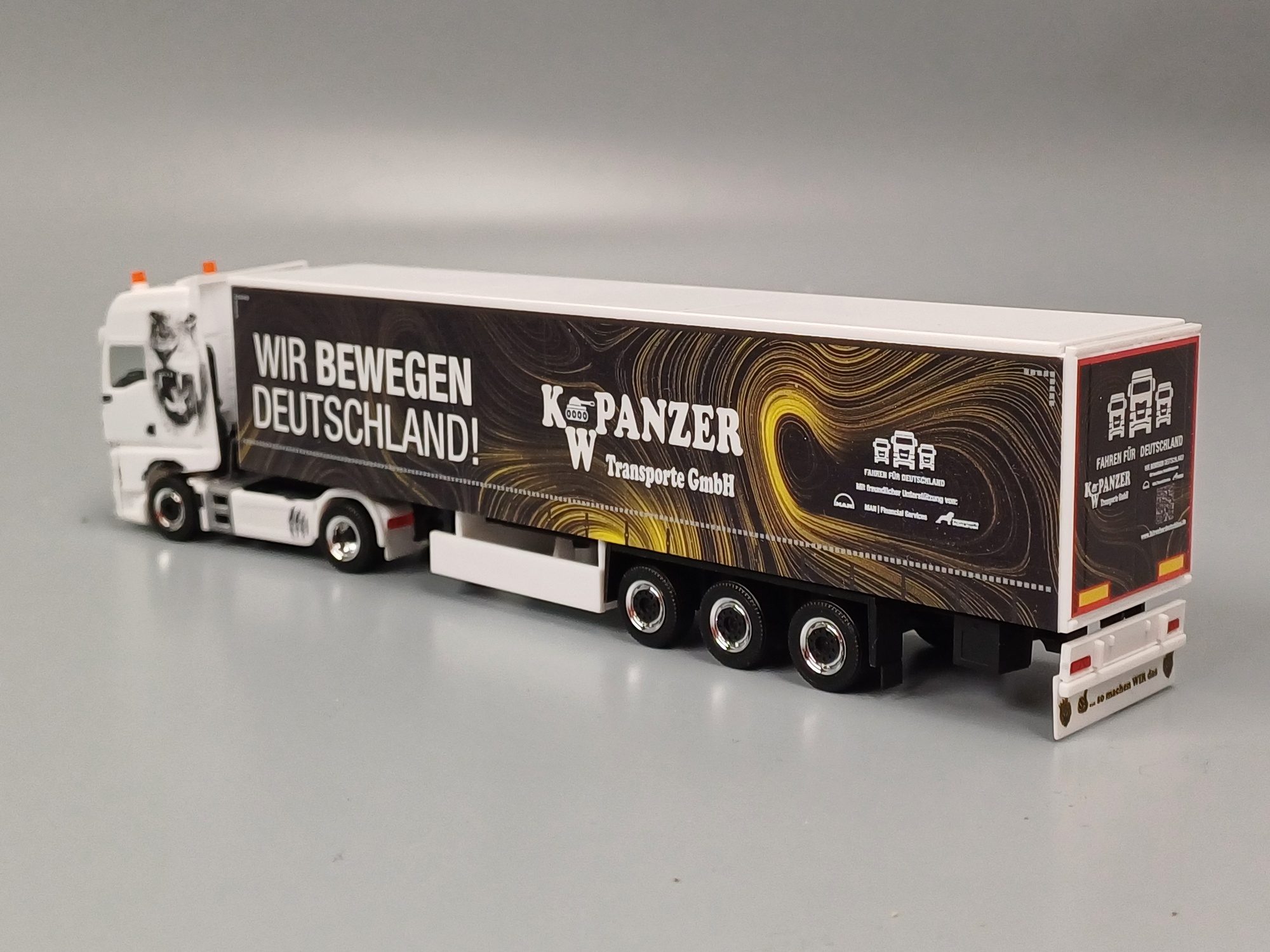 318402 - Herpa - MAN TGX GX Gardinenplanen-Sattelzug "K.W. Panzer 